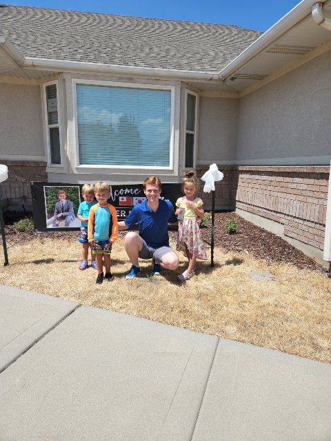 A picture of Matthew Bingham with his niece and two nephews